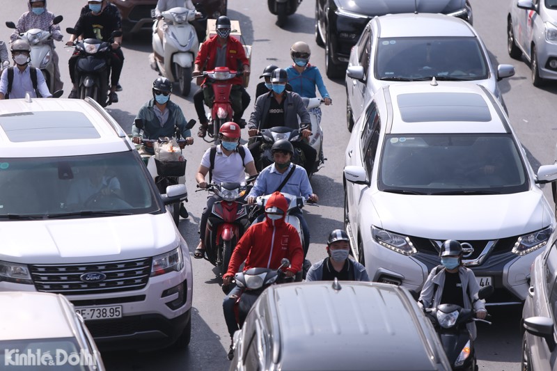 [Anh] Ha Noi: Dong nguoi ken cung duoi nang nong tai truc duong Nguyen Trai - Truong Chinh sang dau tuan - Hinh anh 11