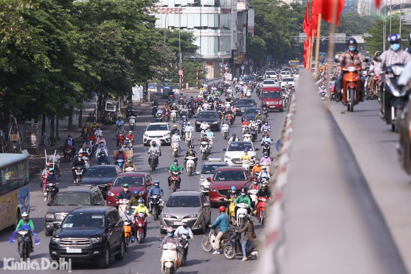 [Anh] Ha Noi: Dong nguoi ken cung duoi nang nong tai truc duong Nguyen Trai - Truong Chinh sang dau tuan - Hinh anh 12