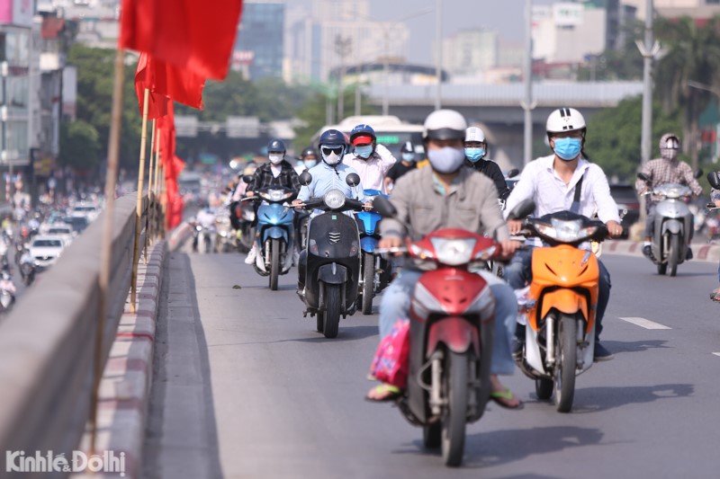 [Anh] Ha Noi: Dong nguoi ken cung duoi nang nong tai truc duong Nguyen Trai - Truong Chinh sang dau tuan - Hinh anh 13