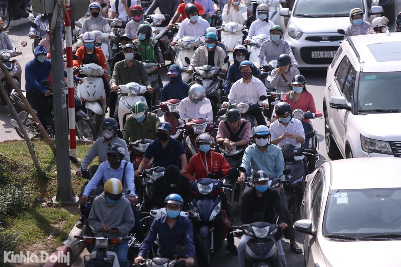 [Anh] Ha Noi: Dong nguoi ken cung duoi nang nong tai truc duong Nguyen Trai - Truong Chinh sang dau tuan - Hinh anh 14