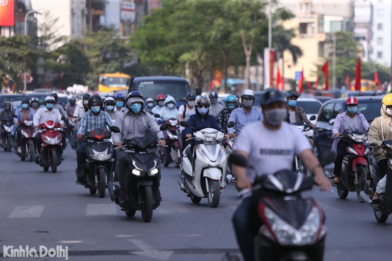 [Anh] Ha Noi: Dong nguoi ken cung duoi nang nong tai truc duong Nguyen Trai - Truong Chinh sang dau tuan - Hinh anh 15