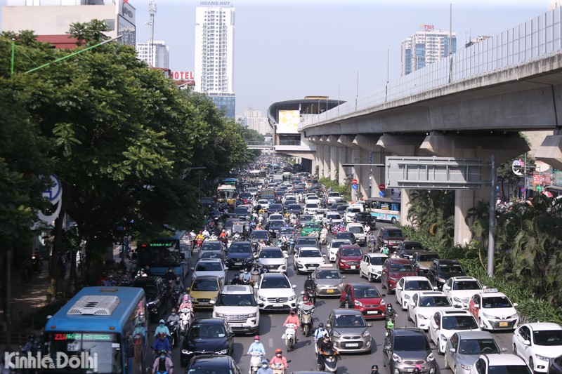 [Anh] Ha Noi: Dong nguoi ken cung duoi nang nong tai truc duong Nguyen Trai - Truong Chinh sang dau tuan - Hinh anh 1