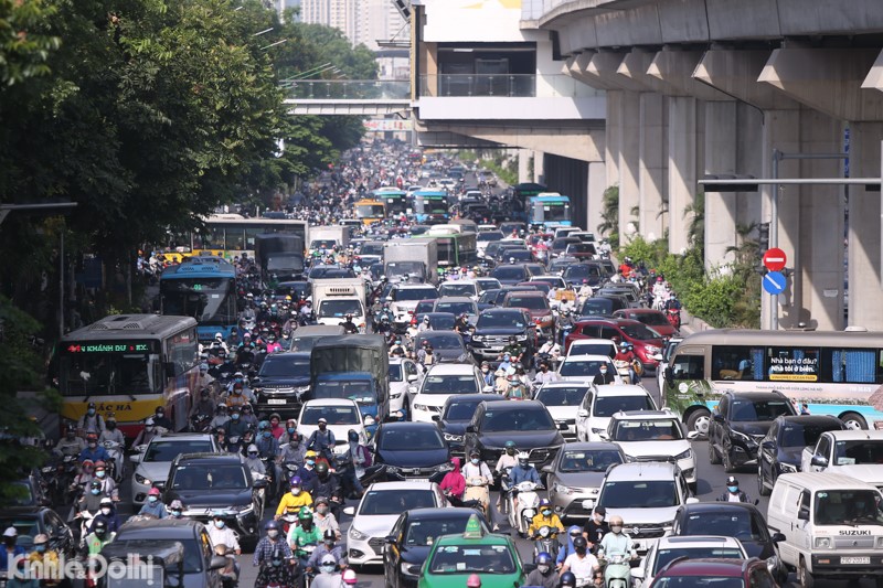 [Anh] Ha Noi: Dong nguoi ken cung duoi nang nong tai truc duong Nguyen Trai - Truong Chinh sang dau tuan - Hinh anh 2