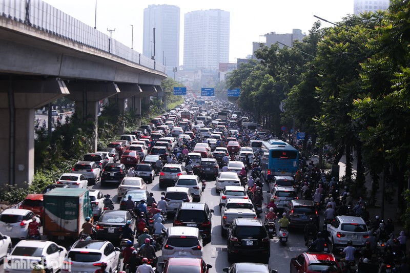 [Anh] Ha Noi: Dong nguoi ken cung duoi nang nong tai truc duong Nguyen Trai - Truong Chinh sang dau tuan - Hinh anh 3