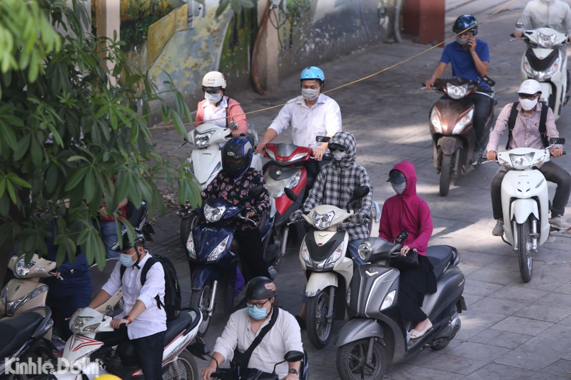 [Anh] Ha Noi: Dong nguoi ken cung duoi nang nong tai truc duong Nguyen Trai - Truong Chinh sang dau tuan - Hinh anh 6