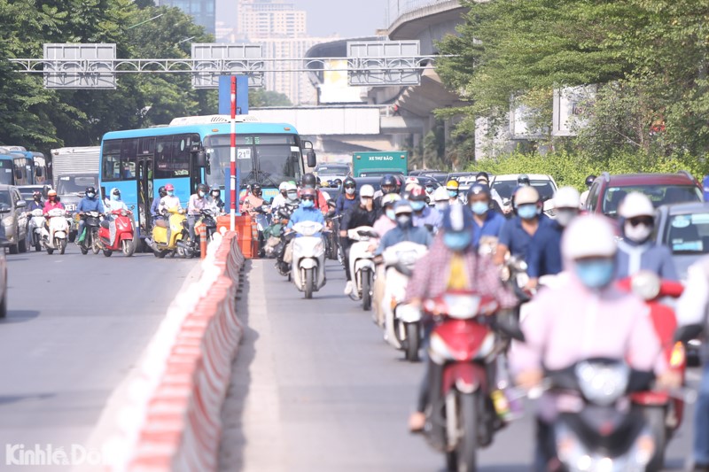 [Anh] Ha Noi: Dong nguoi ken cung duoi nang nong tai truc duong Nguyen Trai - Truong Chinh sang dau tuan - Hinh anh 7