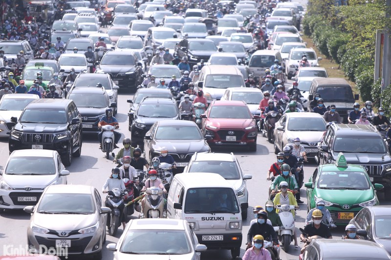 [Anh] Ha Noi: Dong nguoi ken cung duoi nang nong tai truc duong Nguyen Trai - Truong Chinh sang dau tuan - Hinh anh 8