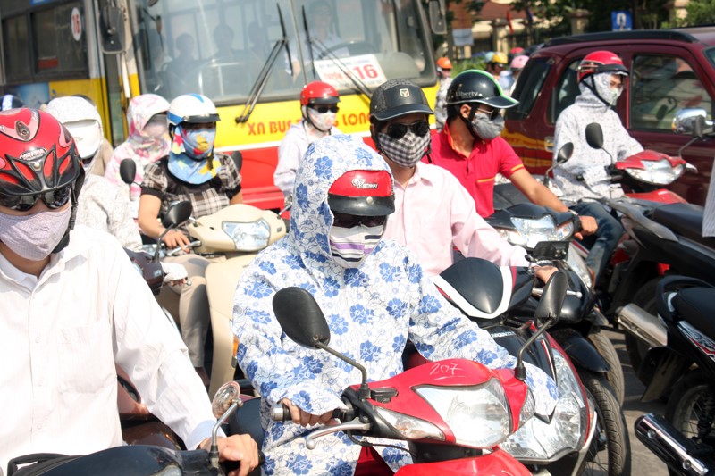 Nang nong nhu “chao lua” tren duong pho Ha Noi - Hinh anh 1