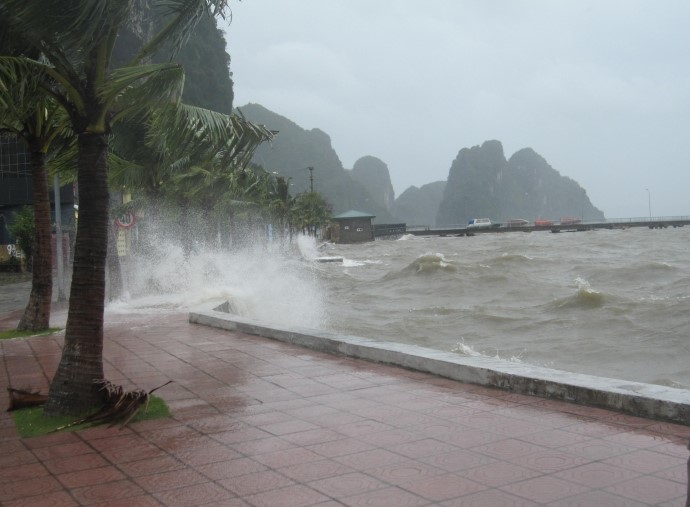 Quang Ninh: Tam ngung cap phep cho cac phuong tien du lich bien tu 16 gio ngay 12/6 - Hinh anh 1