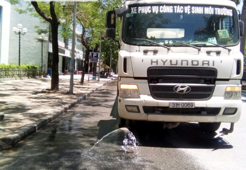 Ha Noi tuoi nuoc, rua duong chong nong - Hinh anh 1