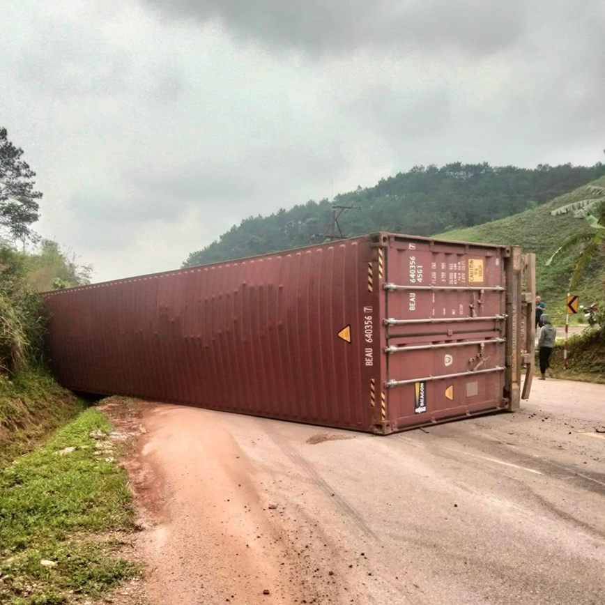 Lat thung xe dau keo tai Lang Son - Hinh anh 1