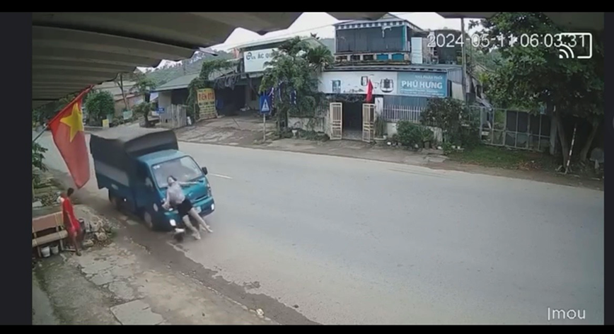 Nguoi phu nu di bo bi xe tai dam trung tai Hoa Binh - Hinh anh 1