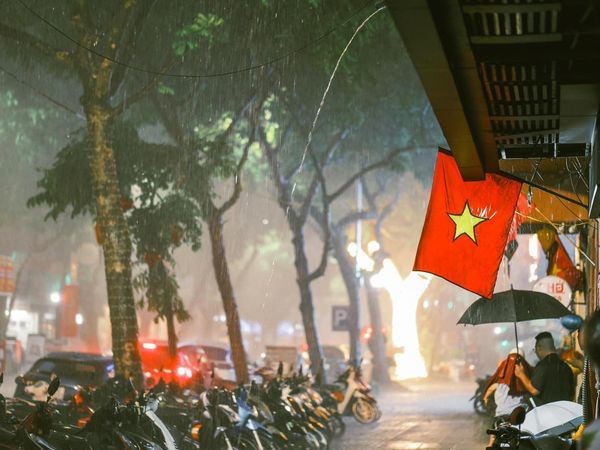 Mua to xoi xa, nhieu tuyen duong Ha Noi ngap toi cuoi tuan - Hinh anh 9