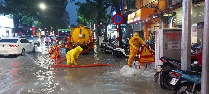 Mua to xoi xa, nhieu tuyen duong Ha Noi ngap toi cuoi tuan - Hinh anh 2