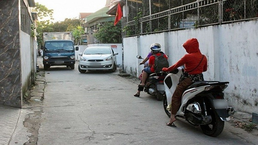 Ky nang dieu khien o to de dang trong ngo nho - Hinh anh 1