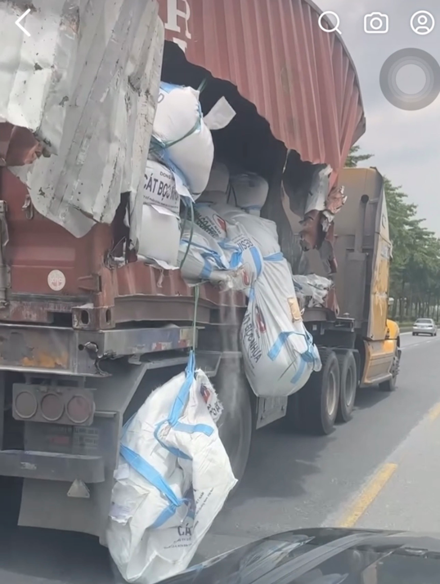 Thung xe dau keo hu hong nang van chay tren duong - Hinh anh 1