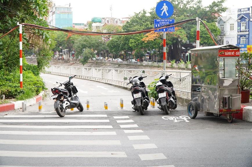 Nguoi di lai thua thot, rac thai ngon ngang tren duong danh rieng cho xe dap tai Ha Noi - Hinh anh 5