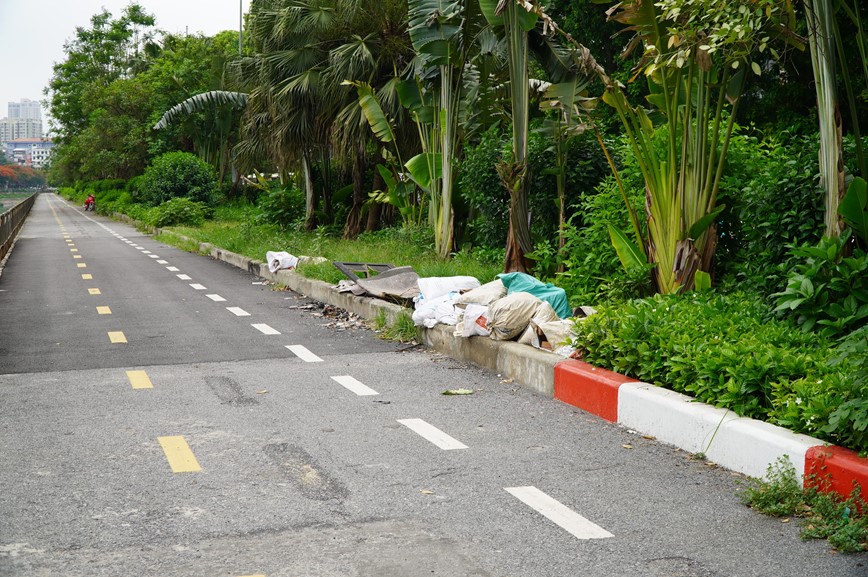 Nguoi di lai thua thot, rac thai ngon ngang tren duong danh rieng cho xe dap tai Ha Noi - Hinh anh 8