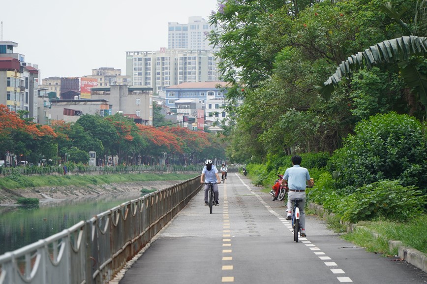 Nguoi di lai thua thot, rac thai ngon ngang tren duong danh rieng cho xe dap tai Ha Noi - Hinh anh 7