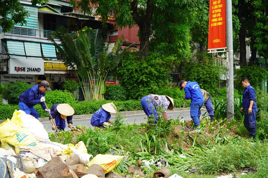 Nguoi di lai thua thot, rac thai ngon ngang tren duong danh rieng cho xe dap tai Ha Noi - Hinh anh 10