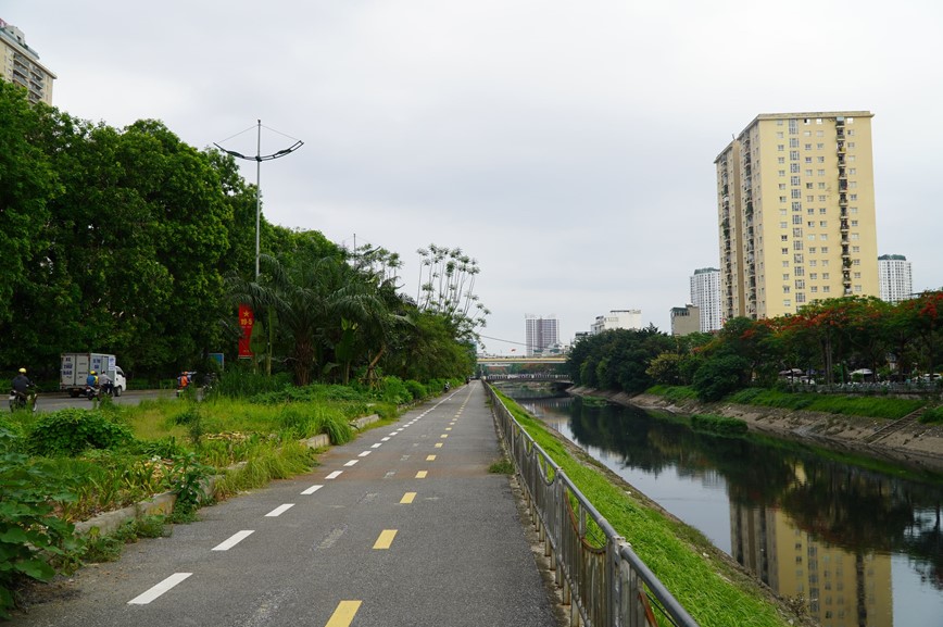 Nguoi di lai thua thot, rac thai ngon ngang tren duong danh rieng cho xe dap tai Ha Noi - Hinh anh 1