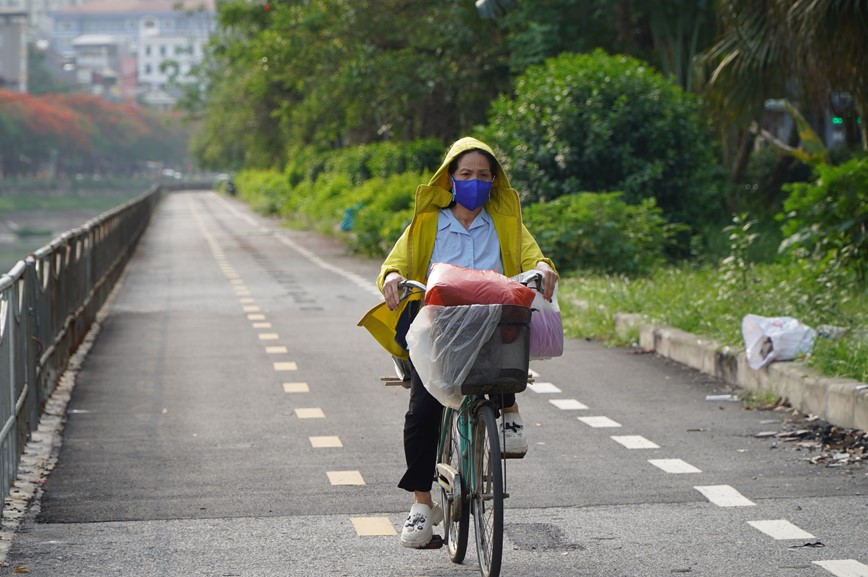 Nguoi di lai thua thot, rac thai ngon ngang tren duong danh rieng cho xe dap tai Ha Noi - Hinh anh 13