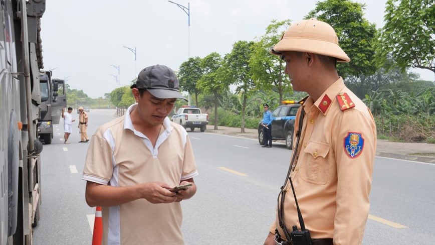 Lap lai trat tu an toan giao thong tai khu vuc duong Y Lan - cau vuot Phu Thuy - Hinh anh 1