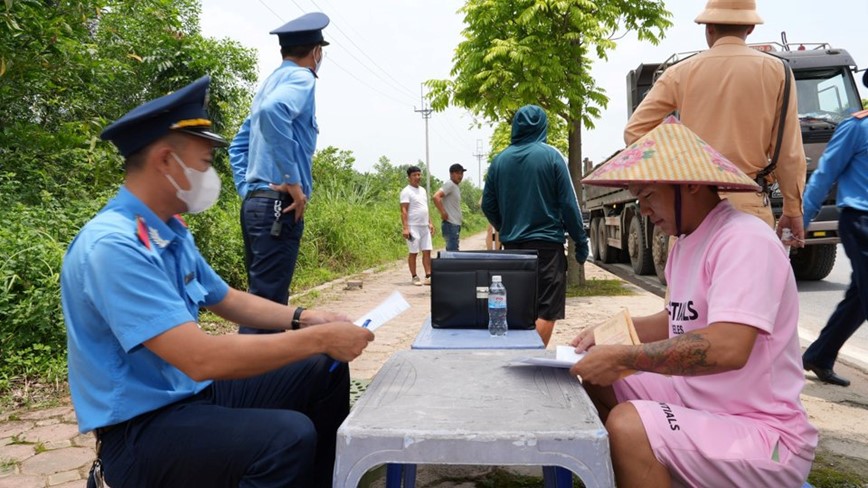 Lap lai trat tu an toan giao thong tai khu vuc duong Y Lan - cau vuot Phu Thuy - Hinh anh 4