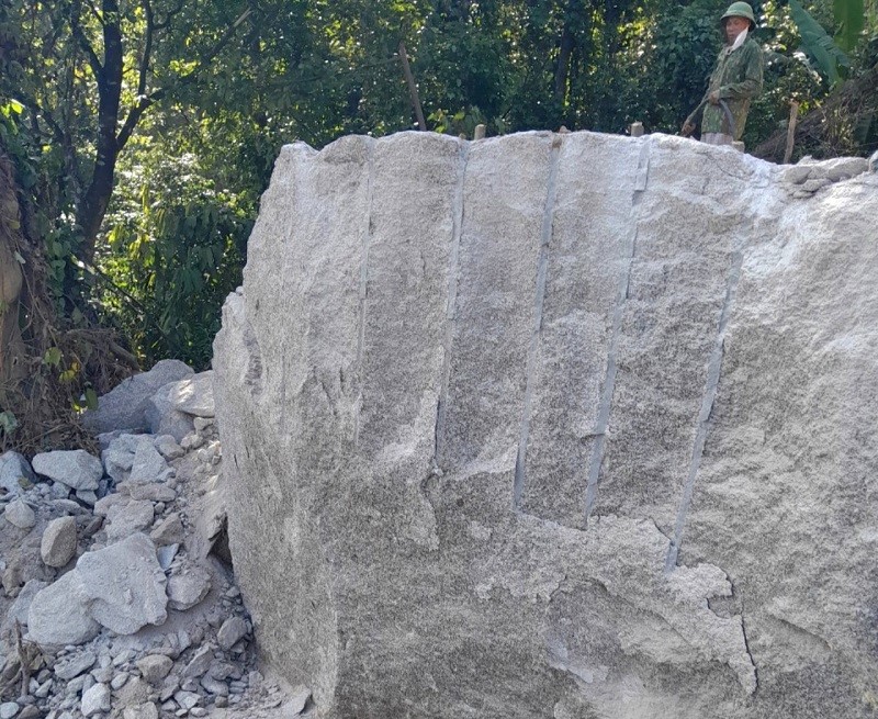 Ha Tinh: xu ly nhung khoi da ‘khong lo’ duong len cua khau Cau Treo - Hinh anh 2