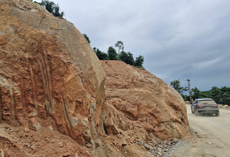 Ha Tinh: xu ly nhung khoi da ‘khong lo’ duong len cua khau Cau Treo - Hinh anh 1