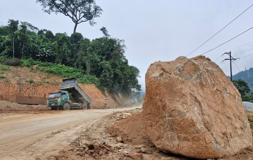 Ha Tinh: xu ly nhung khoi da ‘khong lo’ duong len cua khau Cau Treo - Hinh anh 11