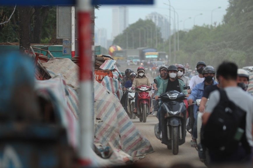 Thi cong gay un tac, mat ATGT duong gom Dai lo Thang Long - Hinh anh 12