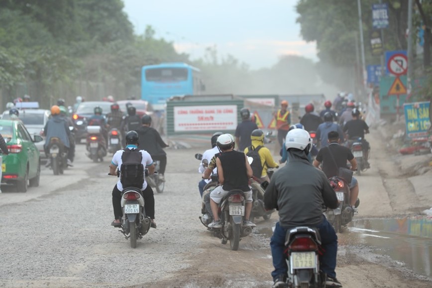 Thi cong gay un tac, mat ATGT duong gom Dai lo Thang Long - Hinh anh 9