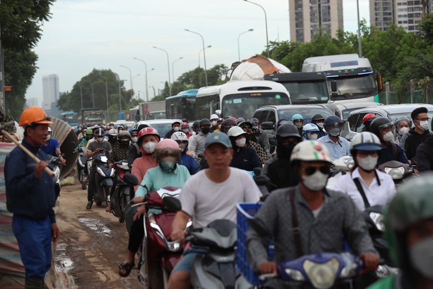 Thi cong gay un tac, mat ATGT duong gom Dai lo Thang Long - Hinh anh 3