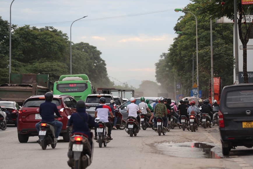 Thi cong gay un tac, mat ATGT duong gom Dai lo Thang Long - Hinh anh 2