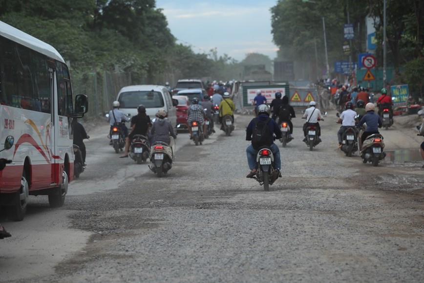 Thi cong gay un tac, mat ATGT duong gom Dai lo Thang Long - Hinh anh 7