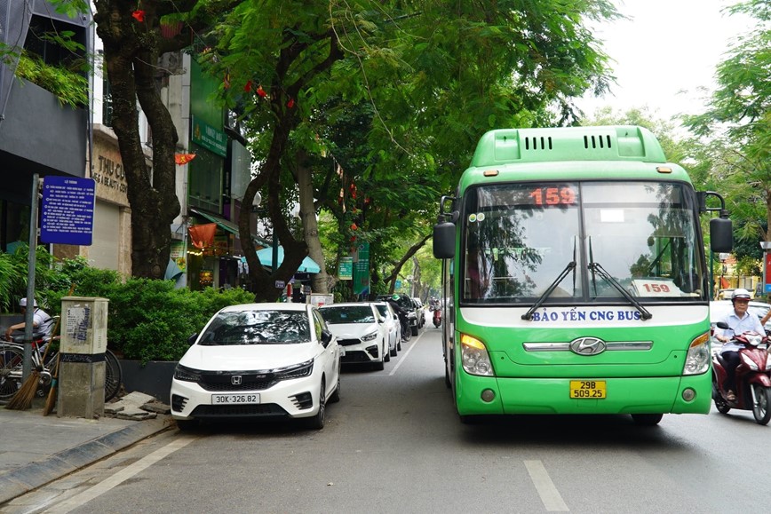 Ha Noi: Nhan nhan xe con chan ben xe buyt - Hinh anh 3