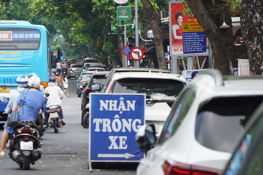 Ha Noi: Nhan nhan xe con chan ben xe buyt - Hinh anh 5