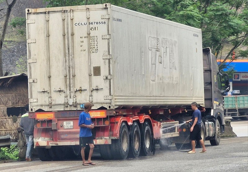 Quang Binh: vao cuoc xu ly vi pham trat tu ATGT tai Nga ba Khe Ve - Hinh anh 1