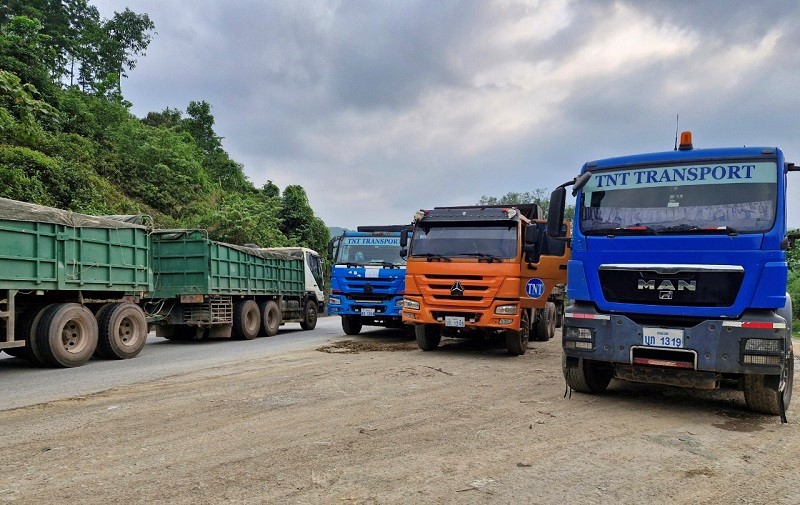 Quang Binh: vao cuoc xu ly vi pham trat tu ATGT tai Nga ba Khe Ve - Hinh anh 2