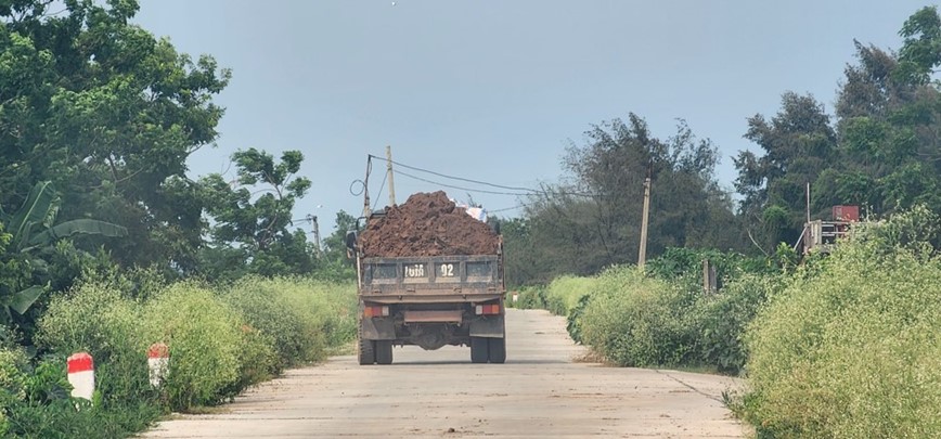 Hai Phong: xe tai cho dat tung hoanh tren duong dan sinh - Hinh anh 1