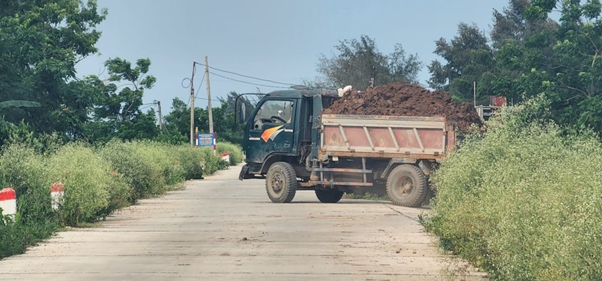 Hai Phong: xe tai cho dat tung hoanh tren duong dan sinh - Hinh anh 2