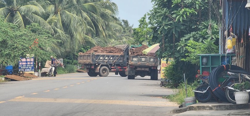 Hai Phong: xe tai cho dat tung hoanh tren duong dan sinh - Hinh anh 3