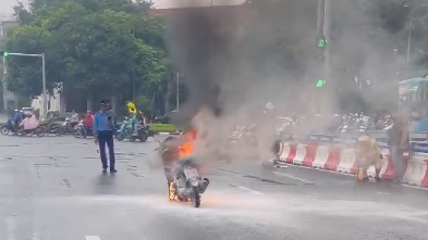 Ha Noi: xe may dang luu thong tren duong bat ngo boc chay du doi - Hinh anh 1