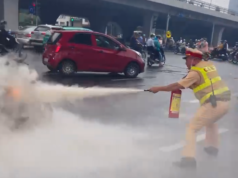 Ha Noi: xe may dang luu thong tren duong bat ngo boc chay du doi - Hinh anh 2