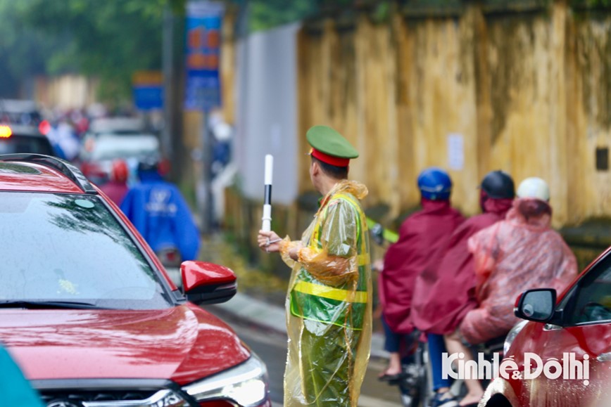 Dau tuan mua to, luc luong chuc nang “cang minh” dieu tiet giao thong tu som - Hinh anh 6