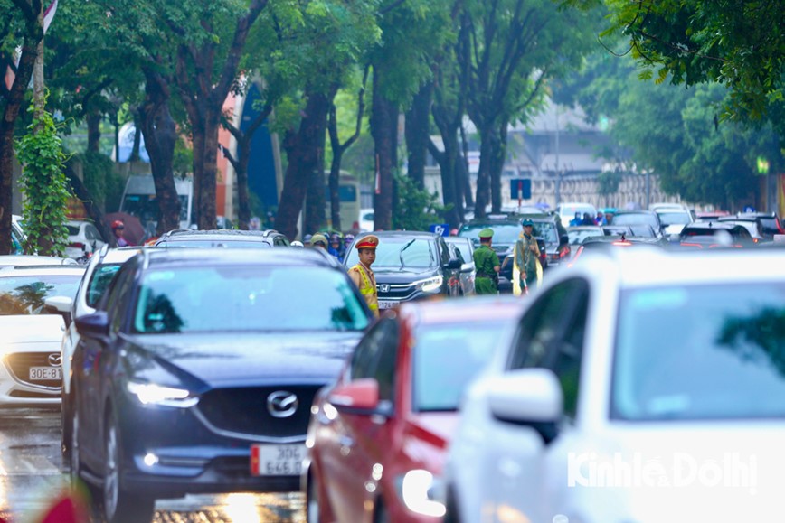 Dau tuan mua to, luc luong chuc nang “cang minh” dieu tiet giao thong tu som - Hinh anh 1