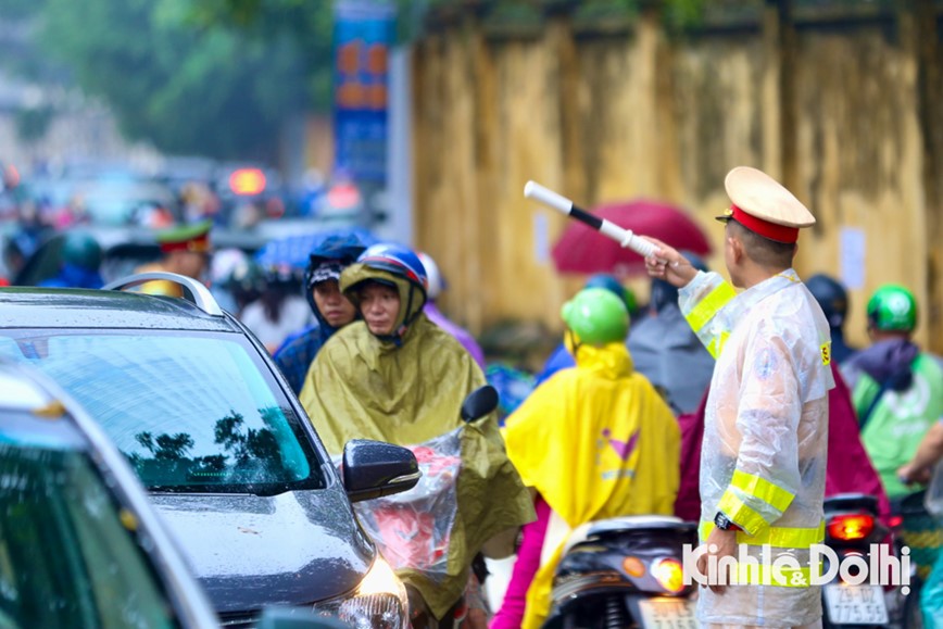 Dau tuan mua to, luc luong chuc nang “cang minh” dieu tiet giao thong tu som - Hinh anh 2