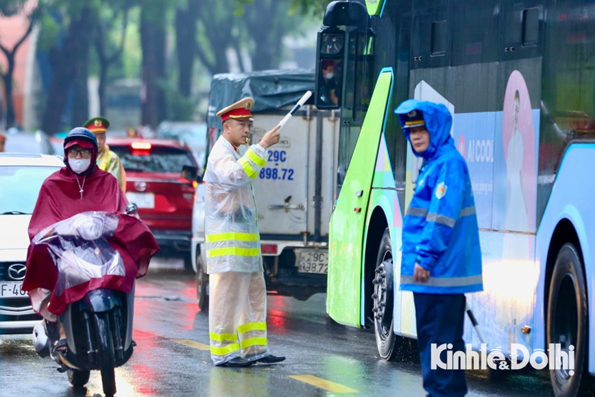 Dau tuan mua to, luc luong chuc nang “cang minh” dieu tiet giao thong tu som - Hinh anh 4