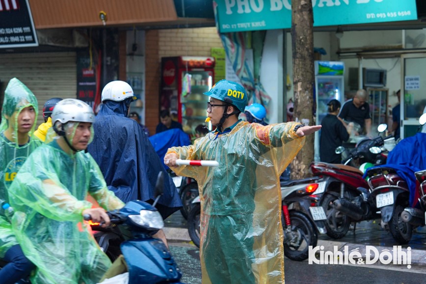 Dau tuan mua to, luc luong chuc nang “cang minh” dieu tiet giao thong tu som - Hinh anh 7